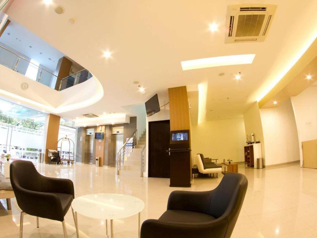 Hotel 88 Grogol By Wh Jakarta Buitenkant foto