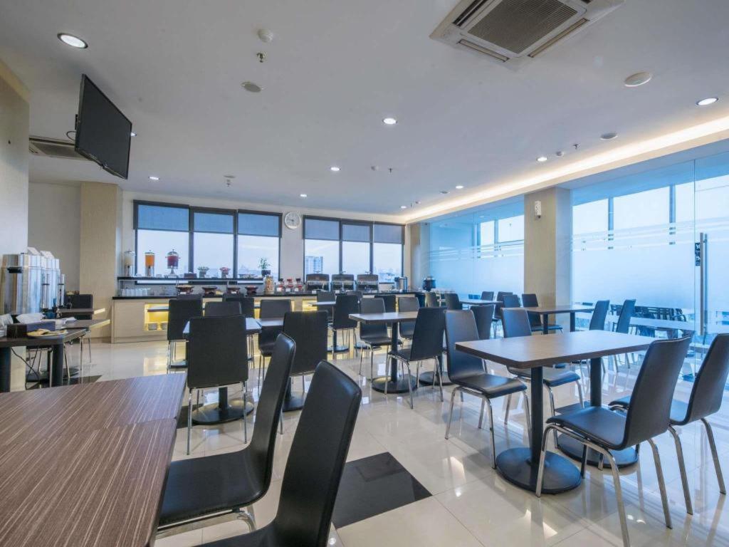 Hotel 88 Grogol By Wh Jakarta Buitenkant foto